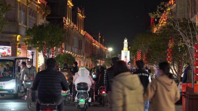 夜晚街道步行街行人电动车旅游景区老街骑楼