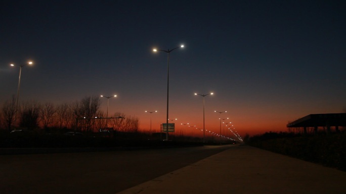 公路黄昏美景路灯点亮晚霞车辆往来行驶经过
