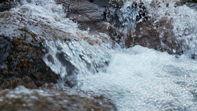 泉水叮咚溪流瀑布