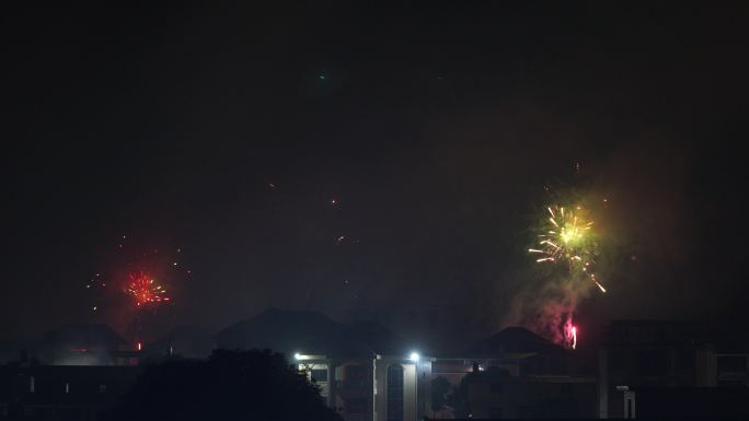 春节农村烟花燃放烟火夜晚看烟花实拍视频