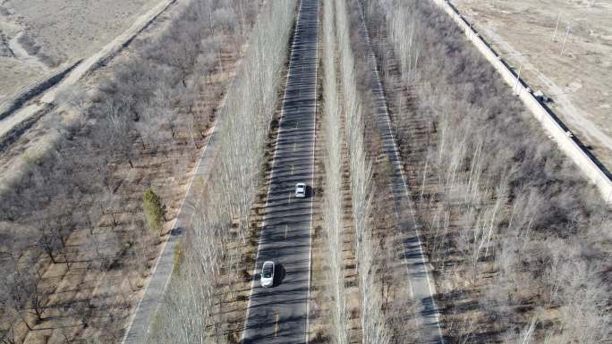 航拍笔直公路跟车拍摄