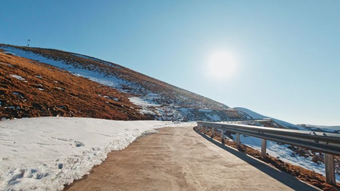 大海草山环山草地冰雪公路路面行驶车载