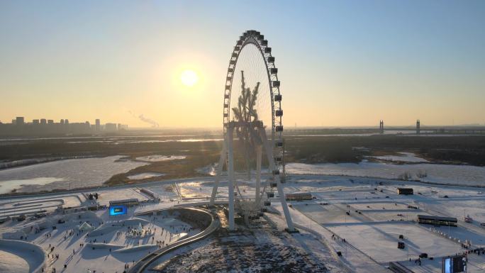 哈尔滨冰雪大世界夕阳下的摩天轮 雪花