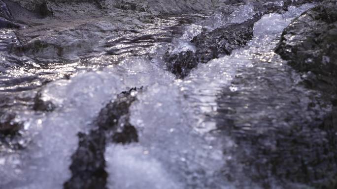 冬天春天山区小溪山泉冰冻融化清澈溪水实拍