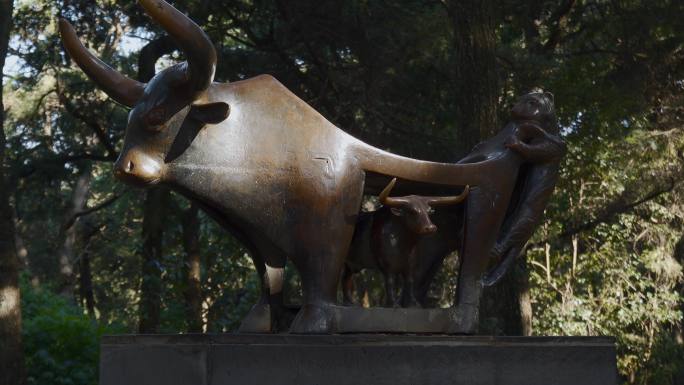 云南旅游景点昆明战国时期青铜器牛虎铜案