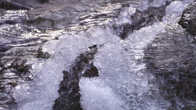 冬天春天岩石冰冻溪水泉水冰挂融化清澈山泉