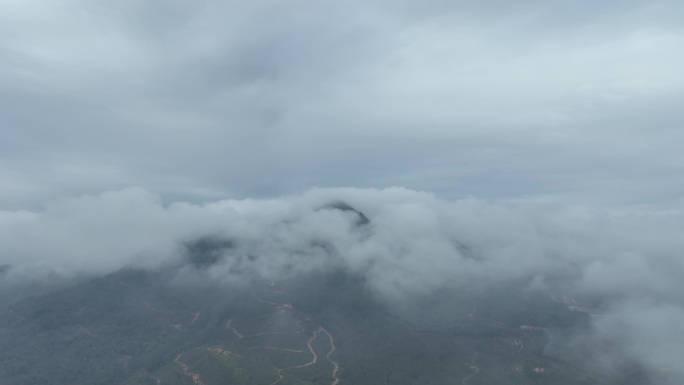 山峰云雾缭绕雨天多云天气