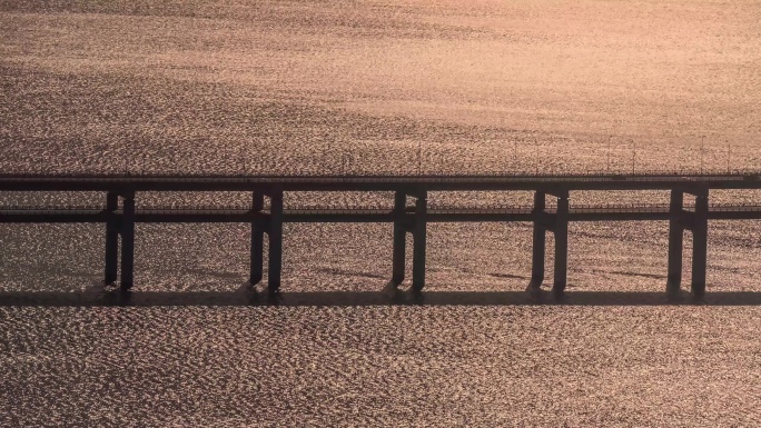 海面大桥波光粼粼夕阳延时