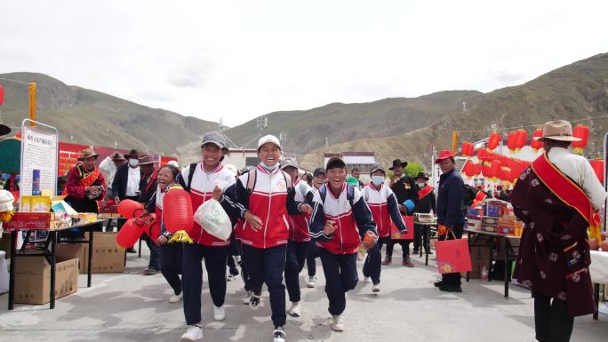 向镜头奔跑 西藏学生向镜头奔跑 藏族学生