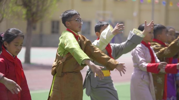 学生欢乐时光 向朝阳追逐 祖国的未来