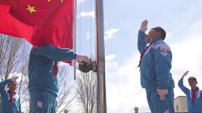 敬礼升旗 小学生向国旗敬礼未来祖国的花朵