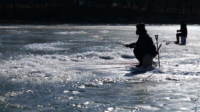 冬天冰面钓鱼