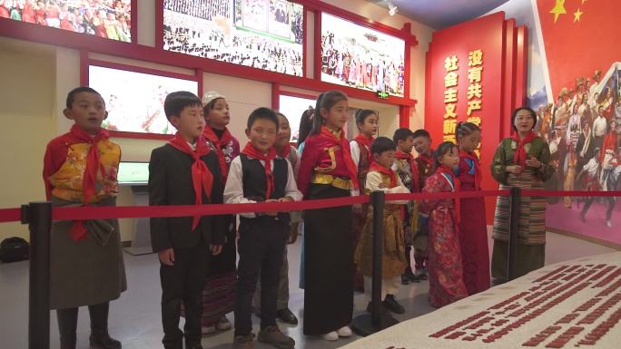 学生穿藏服装 少数民族小学生 藏族小学生