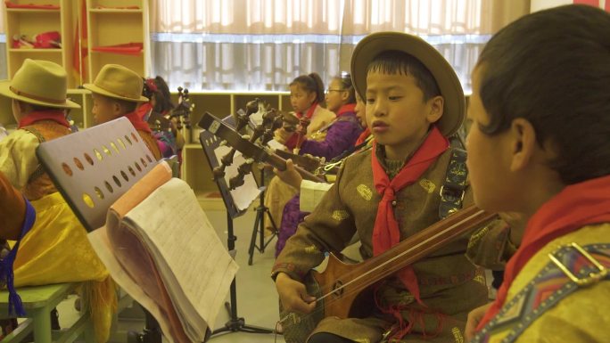 课音乐课表演 音乐节表演 藏族小学生
