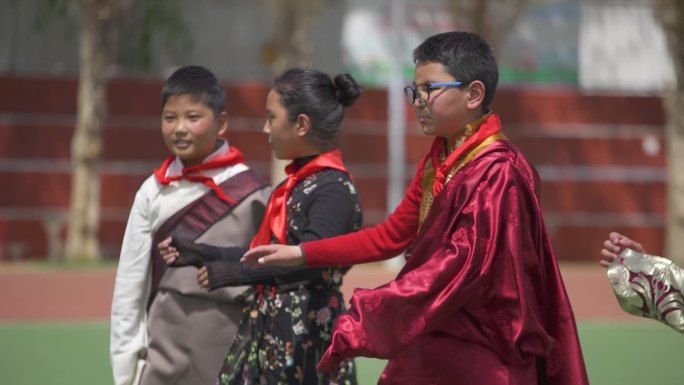 藏族学生跳锅庄 藏族学生跳舞乐器课学乐器