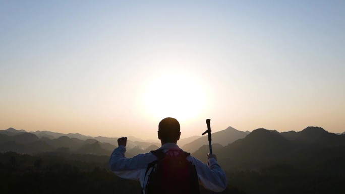 山顶奔跑 逆光人物背影特写 张开双手