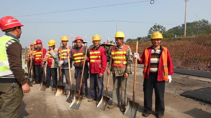 公路建设农民工队长指挥建设