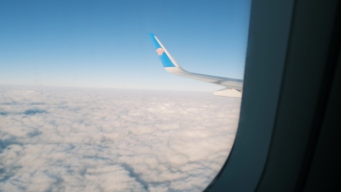 飞机窗口视角俯瞰云层