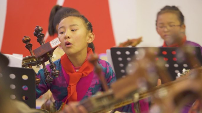 蒙古族学生 蒙古学生学音乐 课音乐课表演