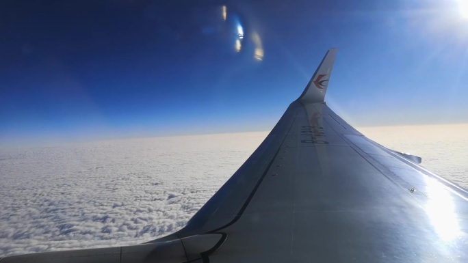 飞机上 俯看 云层 蓝天  白云