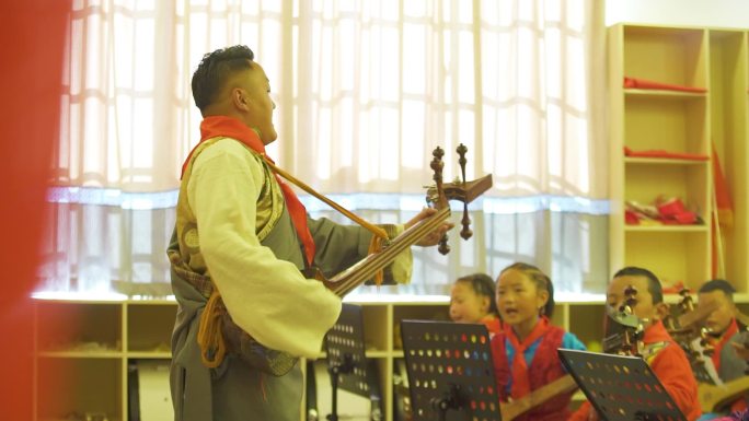 藏族学生学唱歌 小学生民族文化艺术课