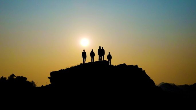 一群人站在山顶眺望远方思考未来成功登顶