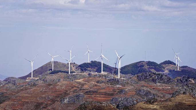 云南丘陵上的风力发电大风车