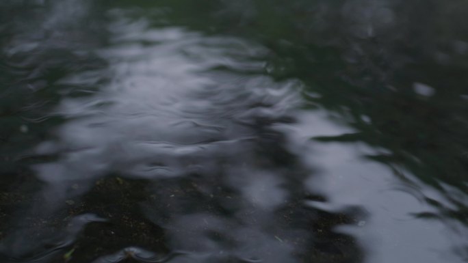 下雨雨滴潮湿的街道