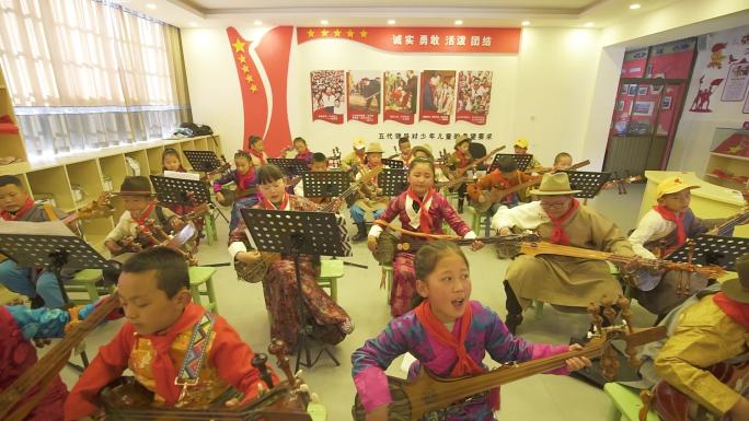 藏族学生学唱歌小学生民族文化艺术课 藏族