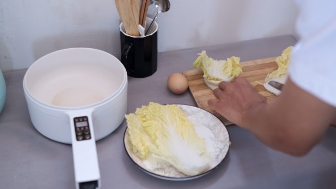 独居男性做饭 切白菜 炒菜 生活