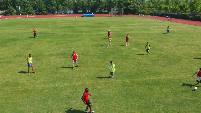 大学生操场踢足球大学校园