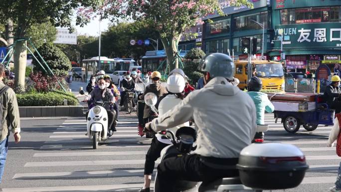 马路人行道人来人往