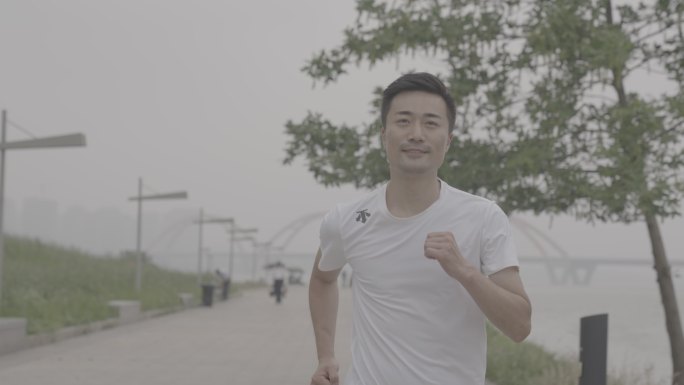 男子湘江边跑步高速摄影