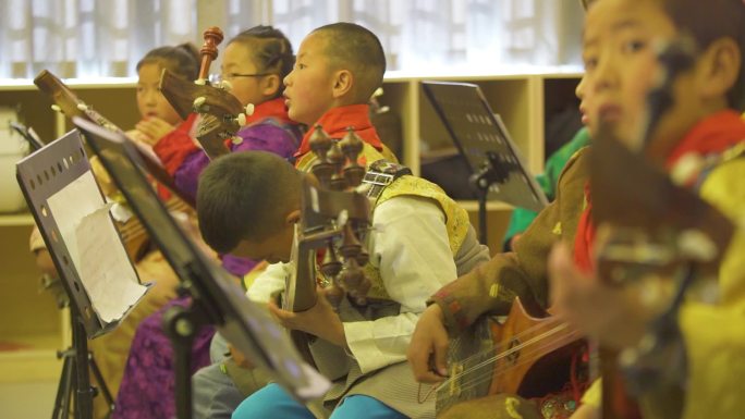 藏族学生学聂拉木 少数民族音乐课音乐器具