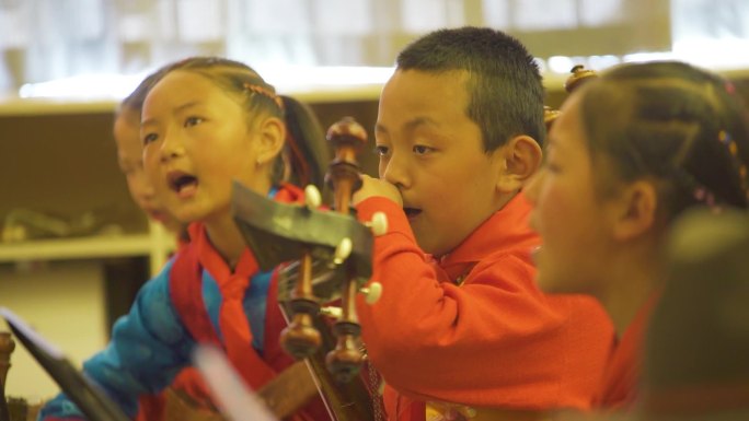 音乐器具 音乐实践 拉琴 小学生学唱歌