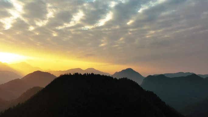 大山夕阳 连绵起伏 夕阳 一道光