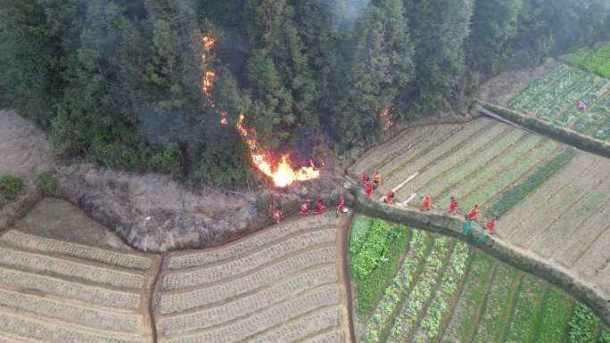 消防员出勤救火