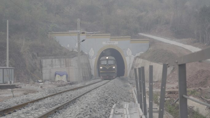 航拍 铁路施工工地 工人作业 火车隧道