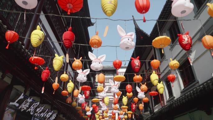 兔年过年春节挂在古楼间的兔子灯笼