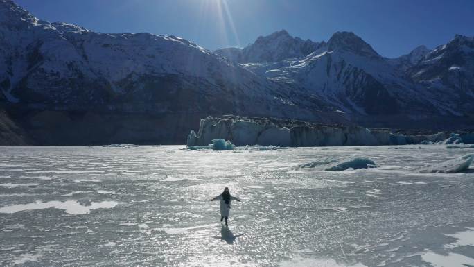 航拍一个人奔跑在来古冰川的冰面上