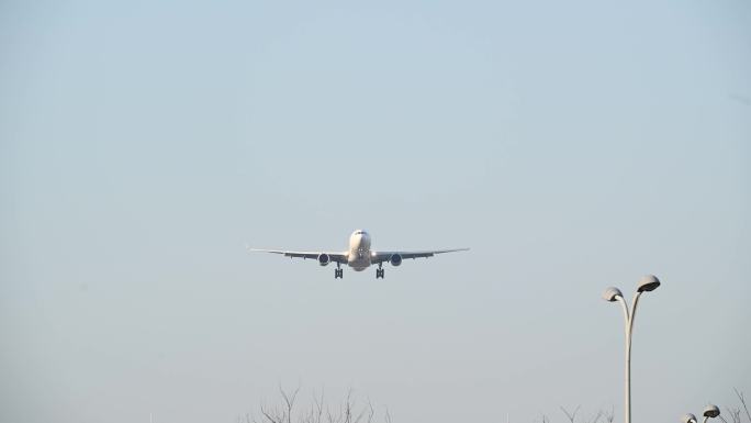 4k高清实拍飞机划过天空