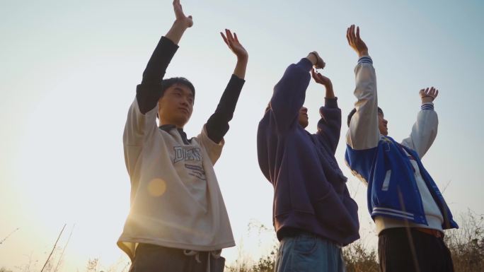 阳光少年山顶挥手呐喊希望的方向青春活力