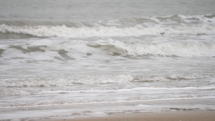 大海海边沙滩与海浪浪花