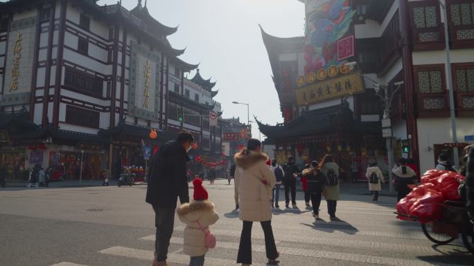 春节过年街头一家三口过马路人潮拥挤