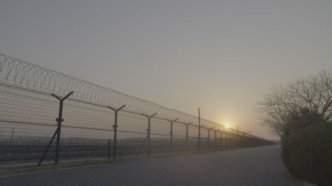 4k实拍夕阳下的飞机起飞降落