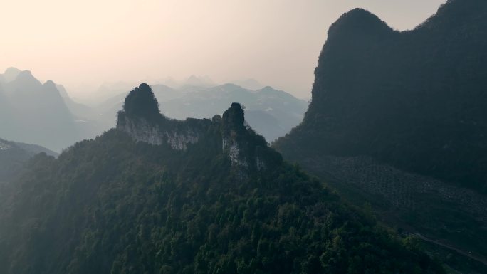 航拍桂林漓江鲤鱼背