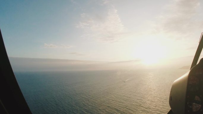 三亚清水湾直升机观光舱内视角海岸夕阳