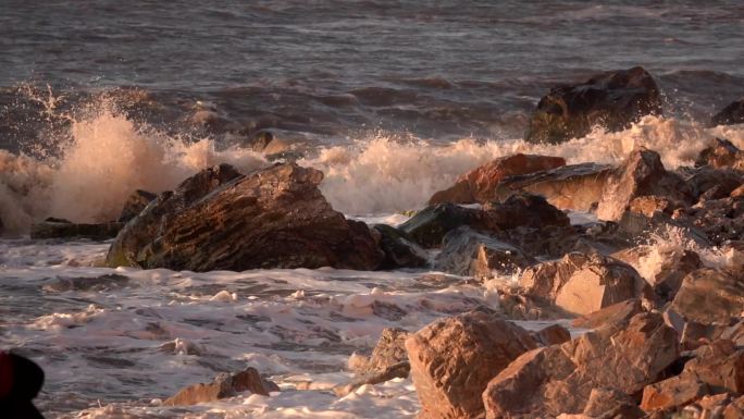 海浪拍打礁石浪花大海海水慢镜头