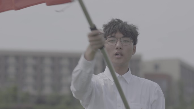【4K灰度】男生挥动旗帜舞动党旗