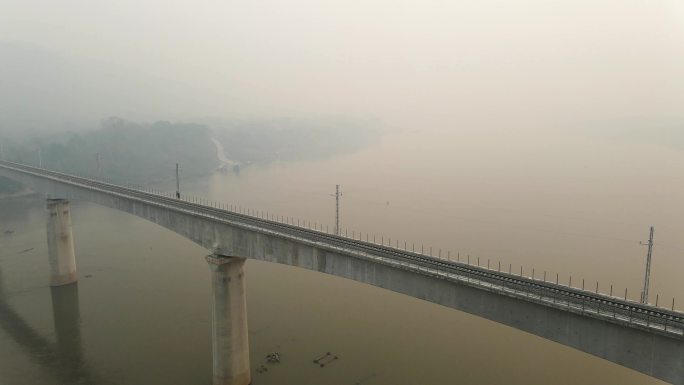 航拍 铁路施工工地 工人作业跨江大桥